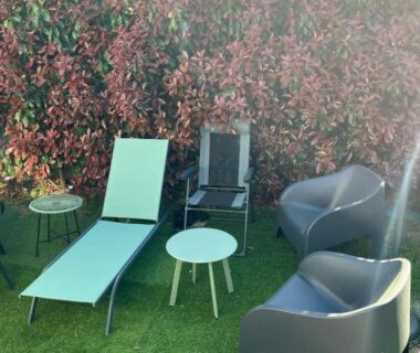 Jardin avec chaises longues et fauteuils du Mobil-home 5 personnes