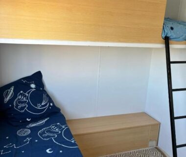 Cabine avec lits superposés et couette étoilée dans le Mobil-home 5 personnes