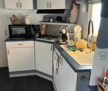 Cuisine équipée avec micro-ondes cafetière et évier dans le mobil-home 5 personnes