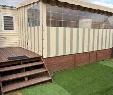 Terrasse couverte avec marches en bois du Mobil-home 5 personnes