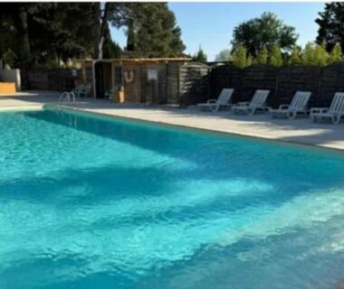 Piscine extérieure avec transats du mobil-home 5 personnes à louer
