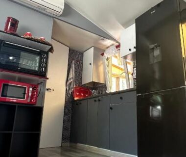 Cuisine équipée et coin salon dans le mobil-home 5 personnes à louer