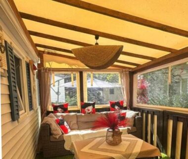 Terrasse couverte avec coin salon dans le mobil-home 5 personnes à louer