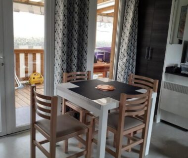 Intérieur avec table et chaises dans le mobil home 502 Gastes