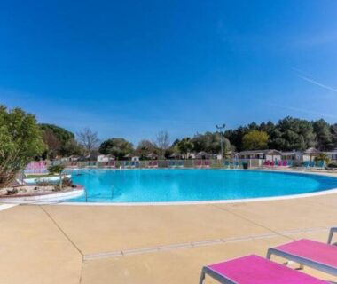 Piscine ronde et transats au camping Mobil home 532 au bord du Lac de Biscarrosse