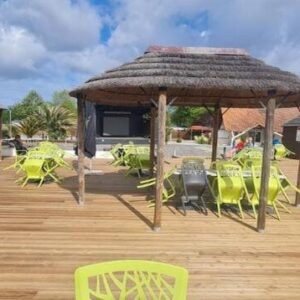 Terrasse en bois avec transats et pergolas du Mobil home 532 au bord du Lac de Biscarrosse