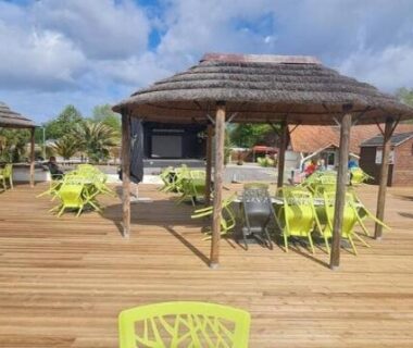 Terrasse en bois avec transats et pergolas du Mobil home 532 au bord du Lac de Biscarrosse