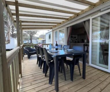 Terrasse en bois avec table et chaises du Mobil home 532 au bord du Lac de Biscarrosse