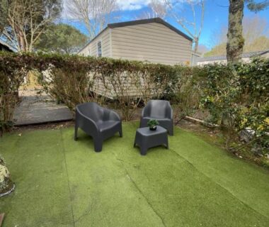 Espace extérieur avec deux fauteuils et table basse du Mobil home 532 au bord du Lac de Biscarrosse