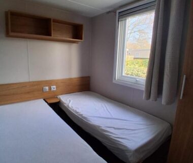 Chambre avec deux lits et fenêtre du Mobil home 590