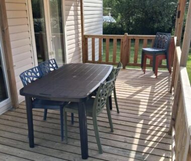 Terrasse en bois avec table et chaises du mobil home 590