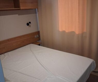 Chambre avec lit double dans le Mobil home 590
