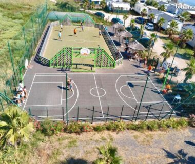 Court multisport avec terrain de basket et mini foot au Mobil home