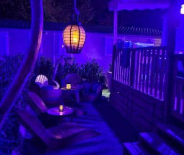 Terrasse avec lanternes et transats au Mobil-home