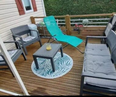 Terrasse en bois avec salon extérieur et transat du Mobil home
