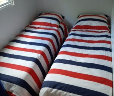 Chambre avec deux lits jumeaux à rayures du Mobil home