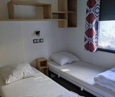 Chambre avec deux lits simples dans le Mobil home