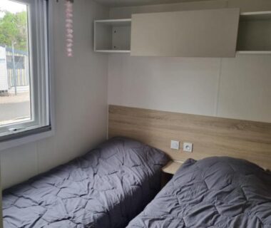 Dans la chambre deux lits jumeaux et fenêtre du Mobil-home 6-8 pers 3ch-2sdb Camping Les Sables d'Or
