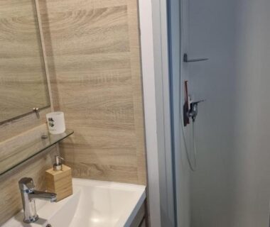 Salle de bains avec lavabo et douche du Mobil-home 6-8 pers 3ch-2sdb Camping Les Sables d'Or
