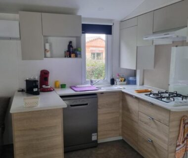 Cuisine équipée dans le mobil-home 6-8 pers 3ch-2sdb Camping Les Sables d'Or