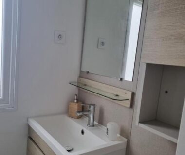 Salle de bain avec lavabo et miroir du Mobil-home 6-8 pers 3ch-2sdb Camping Les Sables d'Or