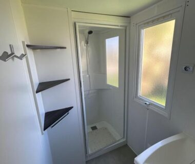 Salle de bain avec douche et lavabo dans le mobil home 6-8pers du camping Le lac des rêves