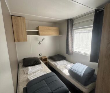 Chambre avec deux lits simples dans le mobil home 6 à 8 personnes