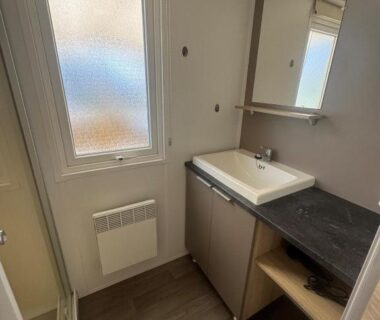 Salle d'eau avec lavabo et cabine de douche du mobil home 6 à 8 personnes