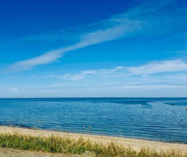 Plage et mer calmes vues depuis le Mobil home 6 à 8 personnes