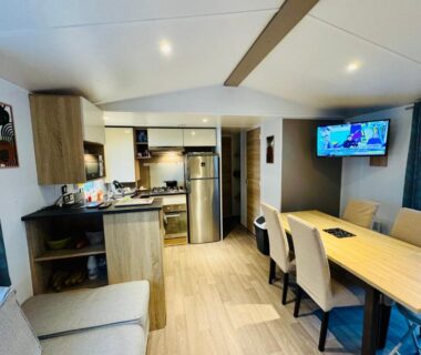 Intérieur salon et cuisine équipée du Mobil home 6 à 8 personnes