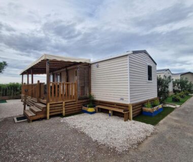 Terrasse couverte et façade du mobil home au Mobil home 6 à 8 personnes SANS Fun Pass