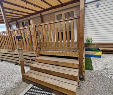 Escalier en bois vers terrasse du Mobil home 6 à 8 personnes SANS Fun Pass