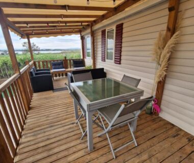 Terrasse couverte avec table et salon extérieur du mobil home 6 à 8 personnes SANS Fun Pass