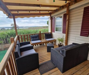 Terrasse couverte avec salon de jardin du Mobil home 6 à 8 personnes SANS Fun Pass