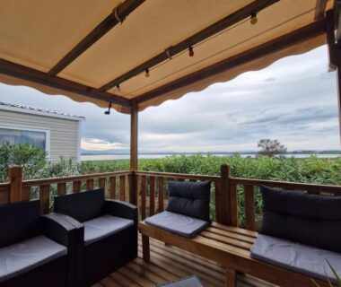 Terrasse couverte avec salon extérieur du Mobil home 6 à 8 personnes SANS Fun Pass