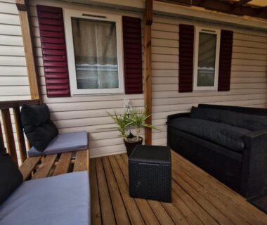 Terrasse couverte avec salon extérieur du Mobil home 6 à 8 personnes SANS Fun Pass