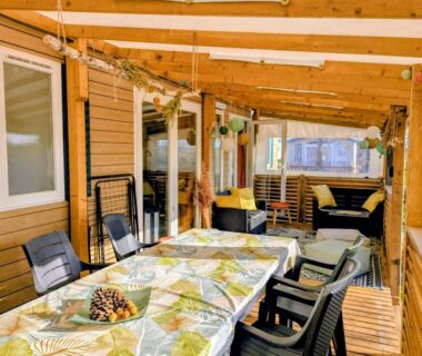 Terrasse couverte avec table et chaises du Mobil home 6 à 8 personnes climatisé