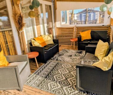 Terrasse couverte avec salon extérieur et canapés du Mobil home 6 à 8 personnes climatisé
