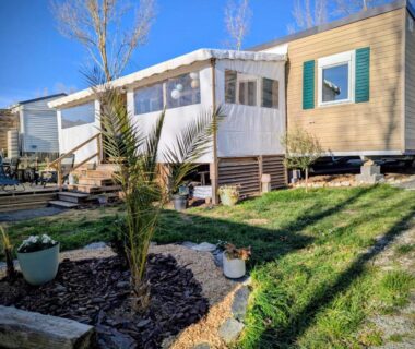 Terrasse et jardin devant le mobil home 6 à 8 personnes climatisé