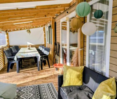 Terrasse couverte avec table et salon extérieur du mobil home 6 à 8 personnes climatisé