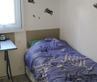 Chambre avec lit simple et fenêtre dans le Mobil home 6 à 8pers FUN PASS NON INCLUS