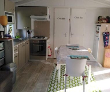 Séjour avec cuisine et table dans le Mobil home 6 à 8pers FUN PASS NON INCLUS
