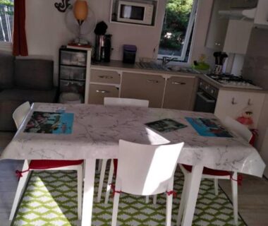Cuisine et coin repas dans le Mobil home 6 à 8pers FUN PASS NON INCLUS