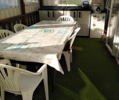 Véranda avec table chaises et kitchenette dans le Mobil home 6 à 8pers FUN PASS NON INCLUS