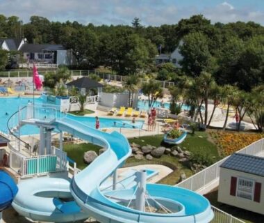 Piscine extérieure du camping avec grands toboggans et transats au Mobil-home 6 couchages