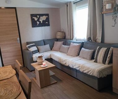 Salon avec banquette et table basse dans le mobil-home 6 couchages