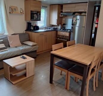 Salon et coin cuisine dans le mobil-home 6 couchages