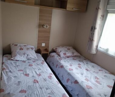 Chambre avec deux lits simples dans le Mobil-home 6 couchages