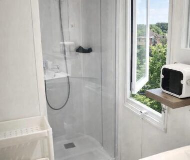 Salle d'eau avec cabine de douche et fenêtre dans le Mobil-home 6 pers Climatisé avec piscines