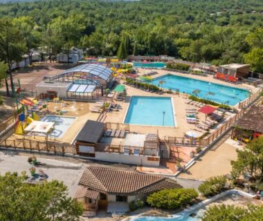 Piscines extérieures et parc boisé au camping en Ardèche Mobil-home 6 pers Climatisé avec piscines